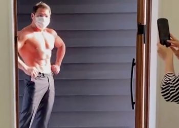 Bizarre idea! Shirtless bodybuilders used as food delivery boys in this restaurant