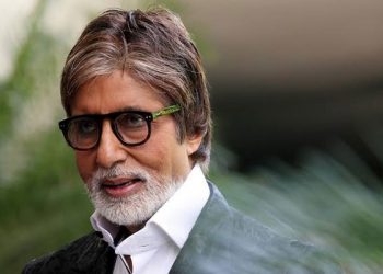 Big B apologises to fans outside Jalsa on his birthday