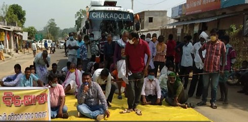 Agitating Agitating farmers detain Bolangir MP’s vehicle for crop insurance payment detain Bolangir MP’s vehicle demanding quick payment of crop insurance dues