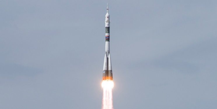 Soyuz rocket launches 3 astronauts to space station