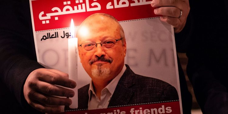 A demonstrator holds a poster picturing Saudi journalist Jamal Khashoggi and a lighted candle during a gathering outside Saudi Arabia’s consulate in Istanbul, Turkey, Oct. 25, 2018. (File photo: AFP)