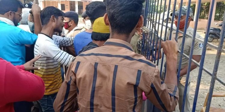 Relatives of Sundargarh victim stage protests at Biramitrapur police station demanding punitive action against the guilty cops