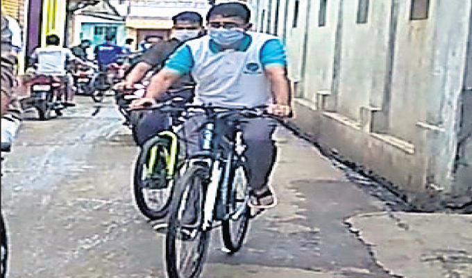 Puri district Collector moves around city on bicycle to take stock of ‘Mo Dham, Mo Garba’