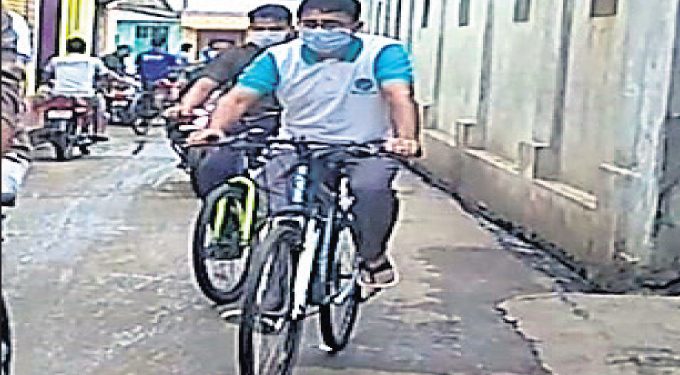 Puri district Collector moves around city on bicycle to take stock of ‘Mo Dham, Mo Garba’