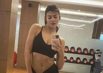 Jacqueline Fernandez flaunts toned abs in gym selfie