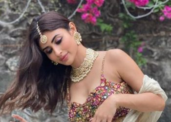 Actress Mouni Roy looks beautiful in ethnic wear; see pics