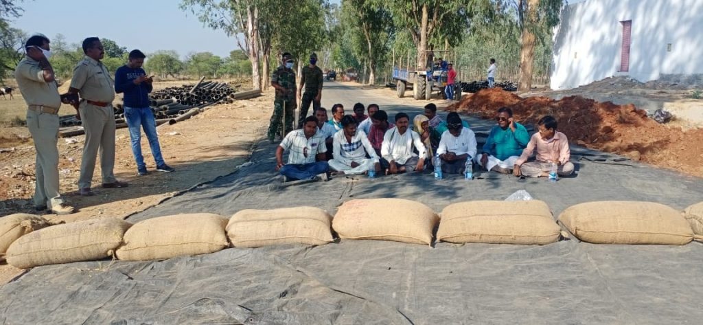 Farmers block road over procurement blues 