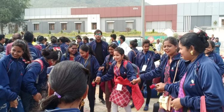 Winning hearts at Republic Day parade in New Delhi, Bajasal troupe reaches Kalahandi