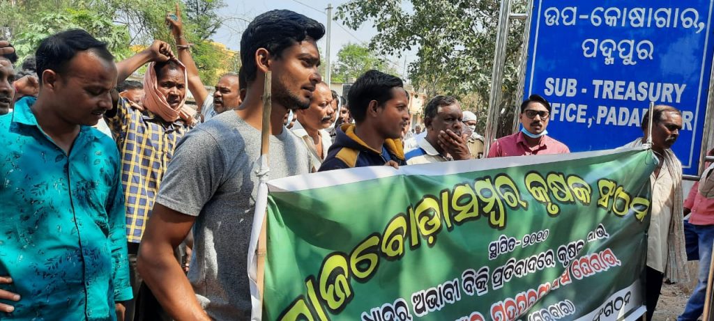 Agitating farmers in Padmapur shut down government offices