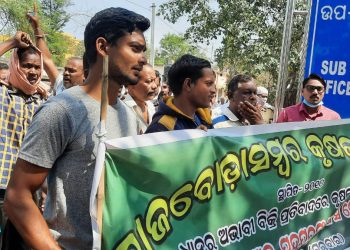 Agitating farmers in Padmapur shut down government offices