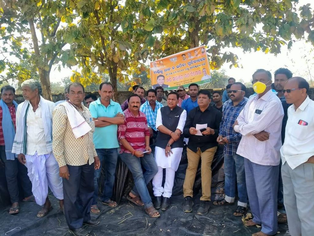 BJP leaders stage demonstration in Kesinga over non-procurement of paddy