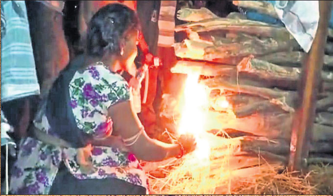 Malkangiri girl breaks age-old tradition by lighting father’s pyre