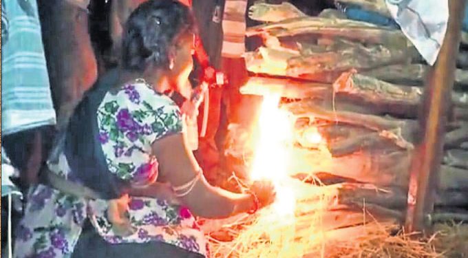 Malkangiri girl breaks age-old tradition by lighting father’s pyre