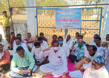 Parents, villagers stage sit-in at Kalahandi school demanding headmaster’s transfer