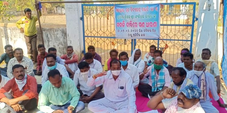 Parents, villagers stage sit-in at Kalahandi school demanding headmaster’s transfer