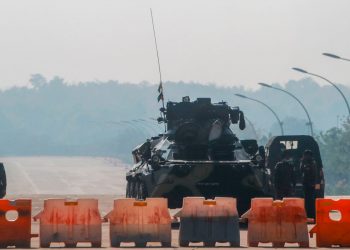 Soldiers stand guard at a roadblock around Myanmar's parliament building. (File photo: AP)