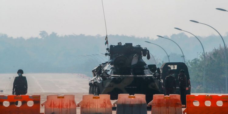 Soldiers stand guard at a roadblock around Myanmar's parliament building. (File photo: AP)