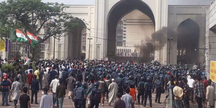 Radical Hefazat islamists vandalized the police station-5 injured by fire in Ctg 20 in Dhaka: Police andthe islamists injured in Dhaka. Pic- IANS