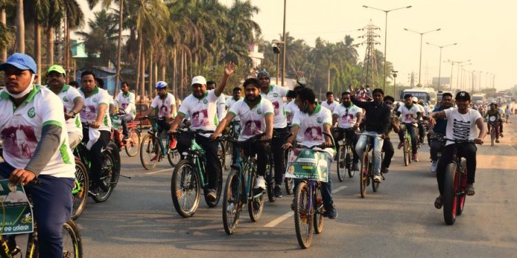 The ruling BJDs youth and students wing took out a mass cycle rally from Biju Patnaik’s birth place of Cuttack to Bhubaneswar.