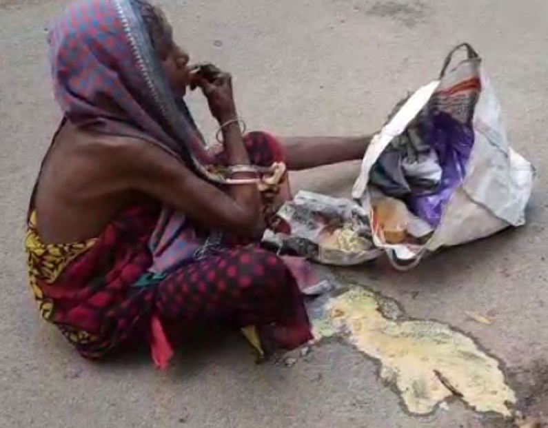 Old woman consumes food lying on road; exposes admin’s failure in providing decent life to elders