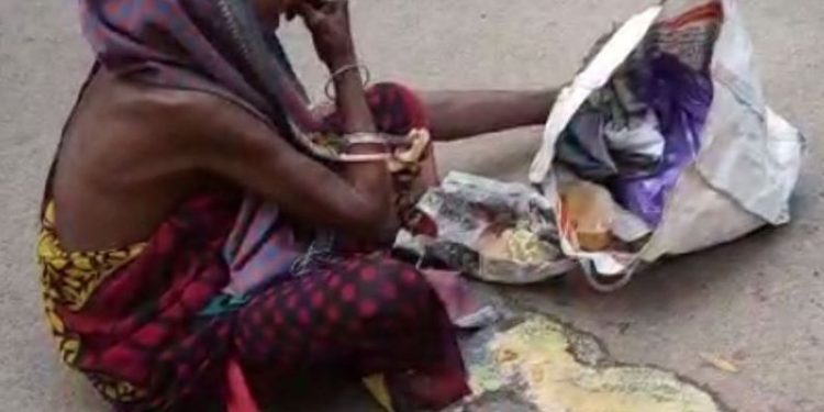 Old woman consumes food lying on road; exposes admin’s failure in providing decent life to elders