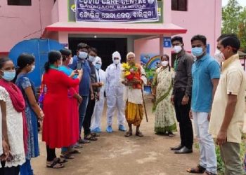 Kandhamal district’s octogenarian defeats coronavirus, felicitated