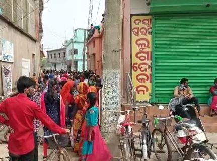 Police close clothes shop in Balasore district after huge crowds gather due to ‘discount’ sale