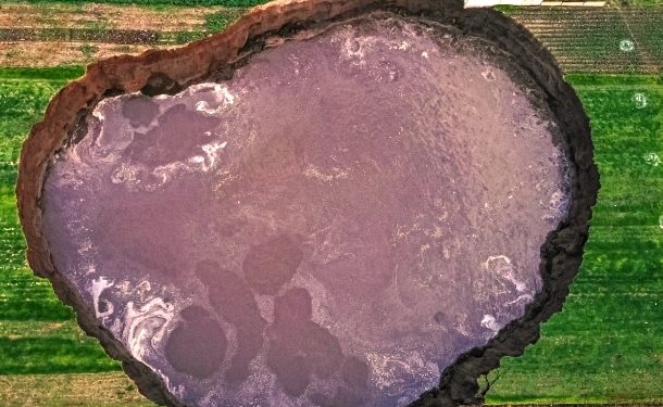 From a bird's eye view, a large crater filled with water can be seen. (to dpa "Huge crater in Mexico puzzles") (Photo:Karlos Pinpunk/dpa/IANS)