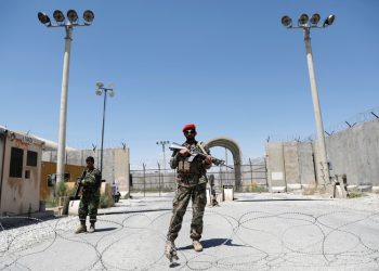 Afghan soldiers stand guard at the Bagram base in Parwan province. (File photo: Reuters)