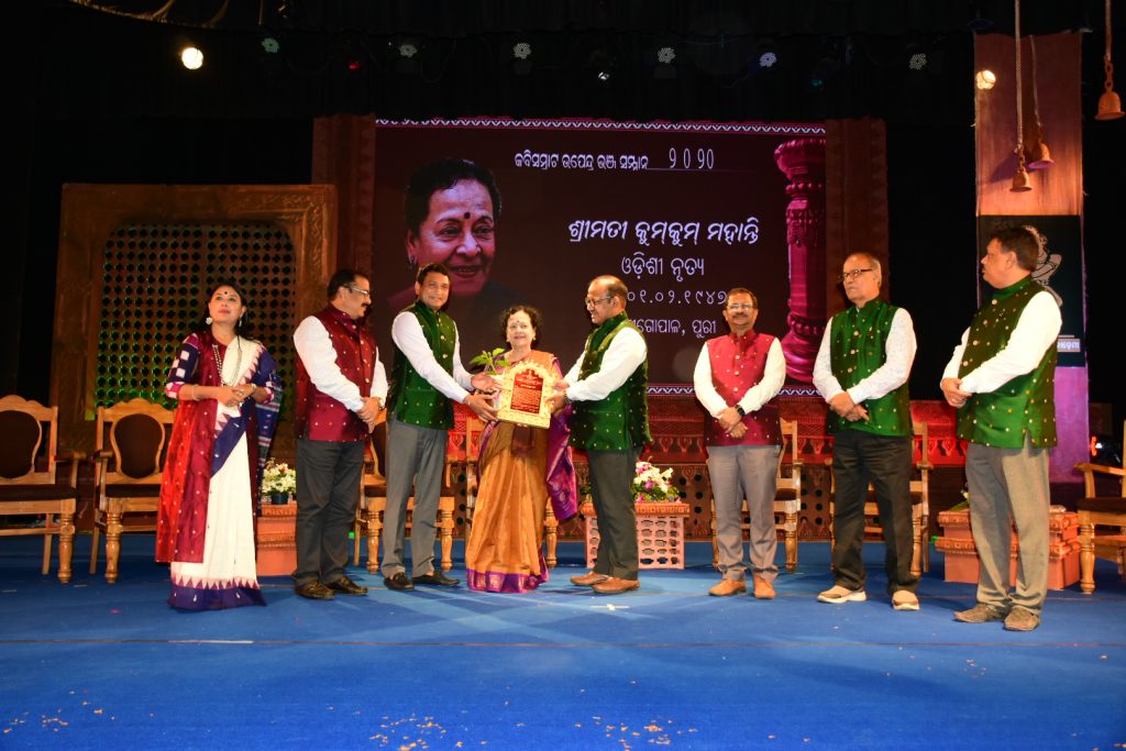 Odissi dancer Kumkum Mohanty receiving award