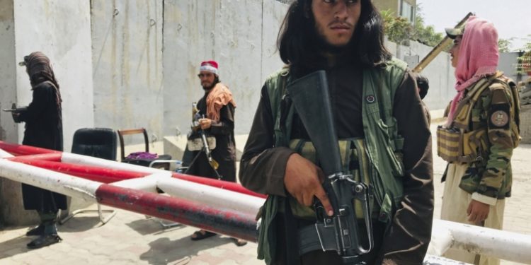 Taliban fighters stand guard at a checkpoint that was previously manned by American troops near the US embassy (Photo: AP Photo)