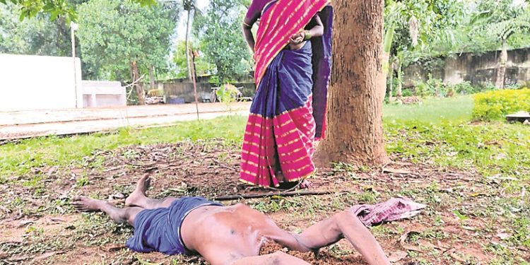 The file photo of a member of the Mundapota Kela 
community burying his head under earth to attract 
public to earn his living