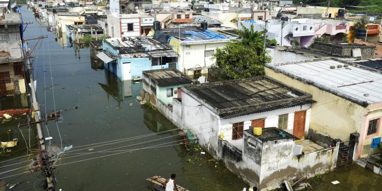 Flood-affected residents search for their belongings following heavy rains on the outskirts of Hyderabad, India (File Photo, AFP-JIJI via japantimes.co.jp)