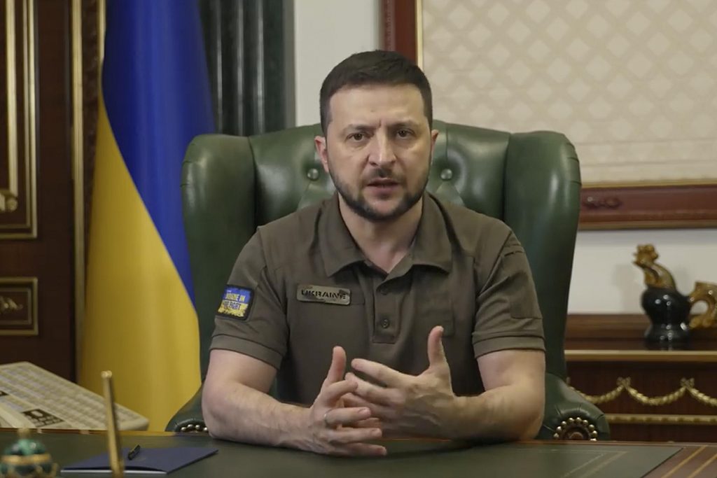 Ukraine war: Zelenskyy suspends security chief, top prosecutor