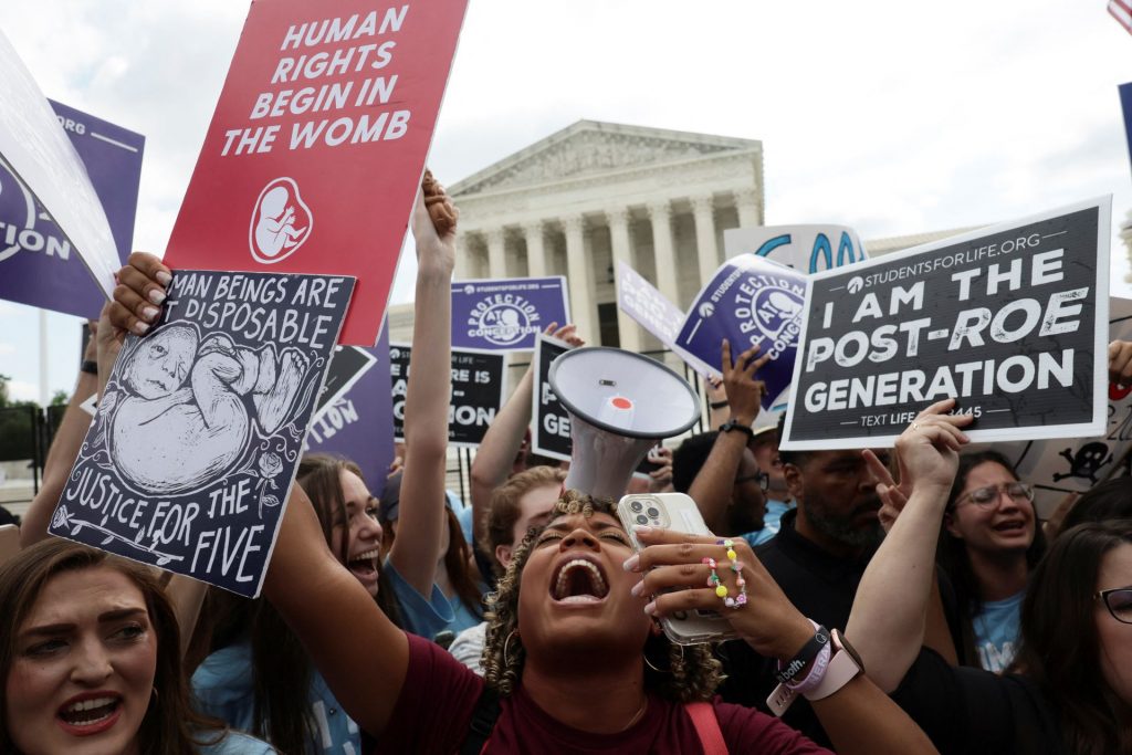 Anti-abortion demonstrators outside the United States Supreme Court (PC: Reuters)