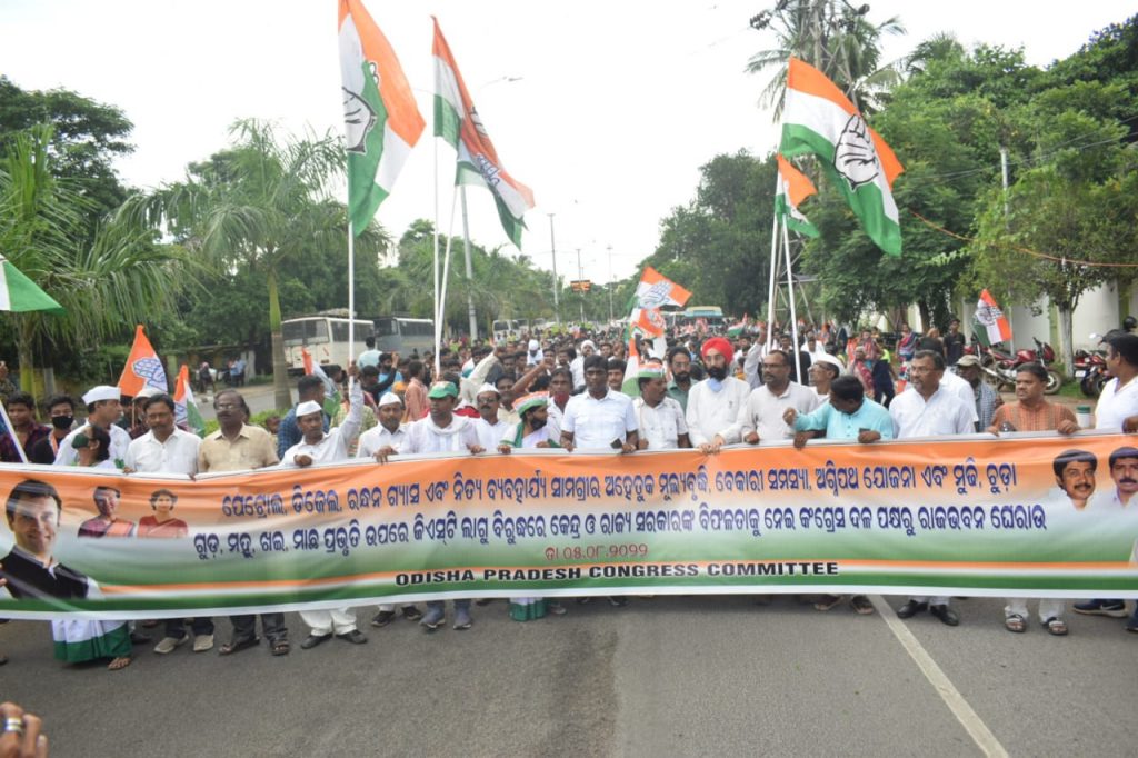 Congress activists stage agitation against price rise in Odisha, court arrest