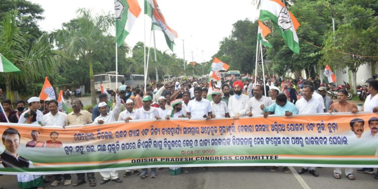 Congress activists stage agitation against price rise in Odisha, court arrest