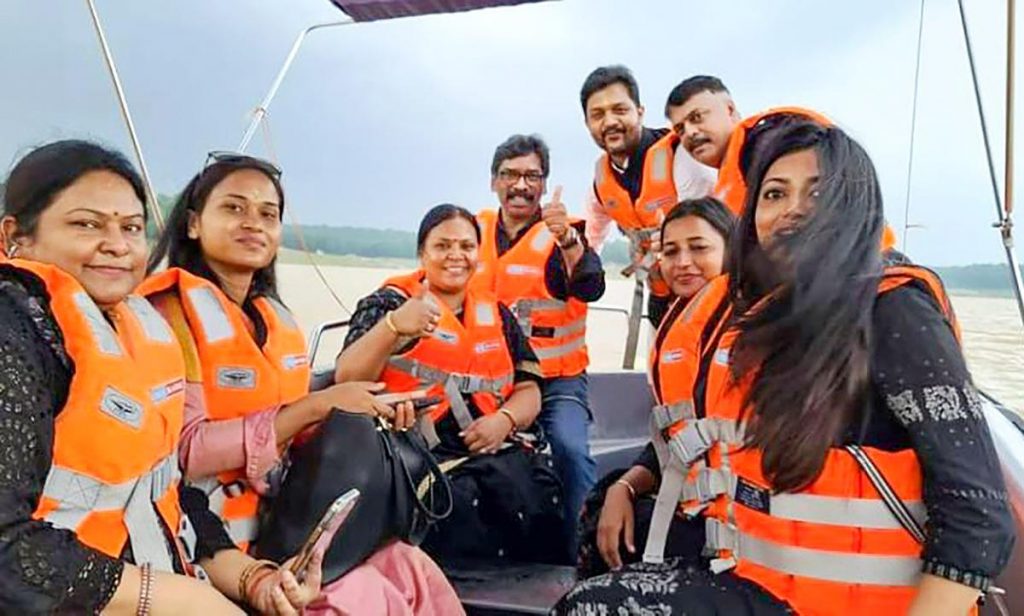 Jharkhand CM Hemant Soren, Jharkhand Pradesh Congress Committee president Rajesh Thakur and UPA MLAs ride a boat at a resort in Khunti district on August 27, 2022. | Photo Credit: PTI