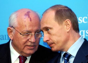 Russia’s President Vladimir Putin (R) talks with former Soviet President Mikhail Gorbachev on December 21, 2004. (File: Carsten Rehder/dpa via AP)