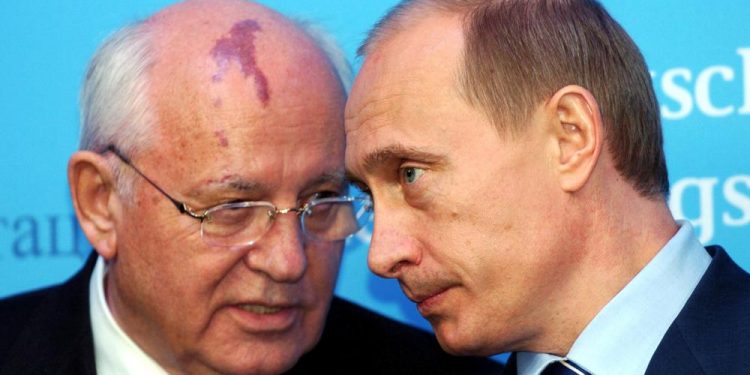 Russia’s President Vladimir Putin (R) talks with former Soviet President Mikhail Gorbachev on December 21, 2004. (File: Carsten Rehder/dpa via AP)