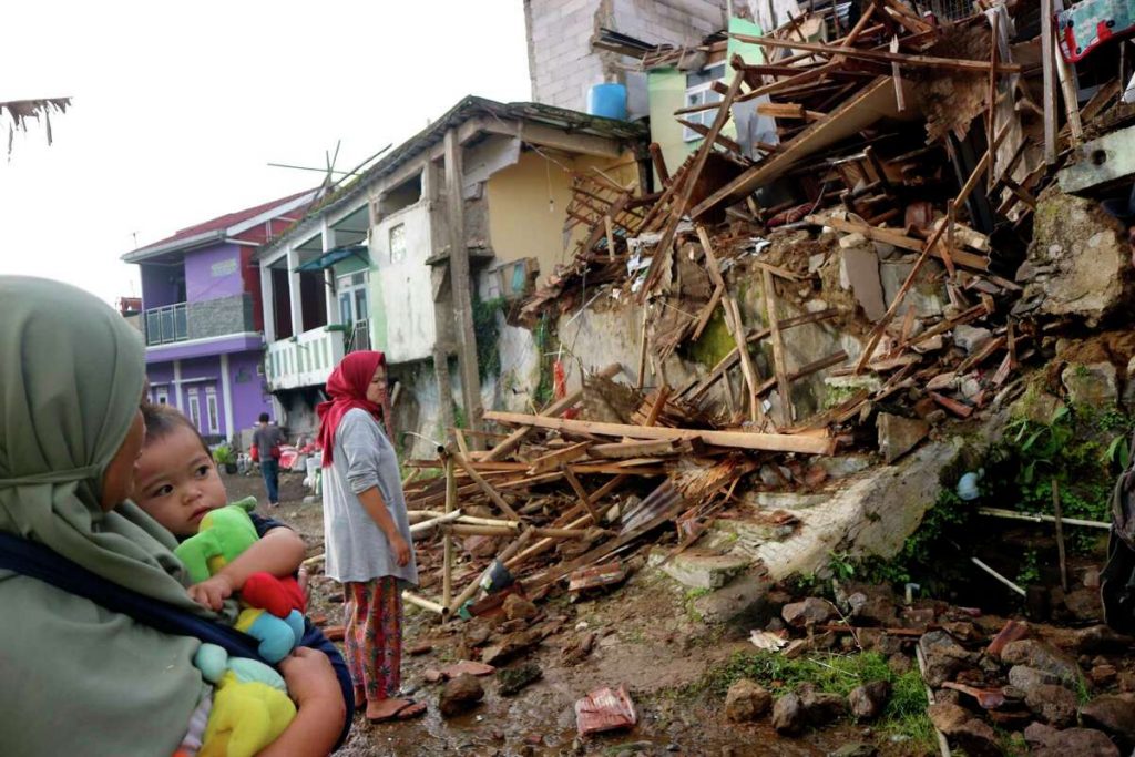 At least 162 dead as Indonesia quake topples homes, buildings, roads