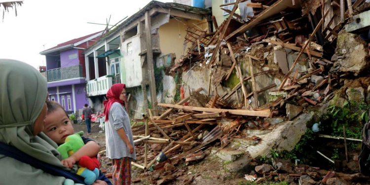 At least 162 dead as Indonesia quake topples homes, buildings, roads