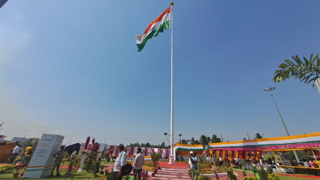 Governor of Odisha, Ganeshi Lal hoists the ‘Monumental National Flag’ in Puri