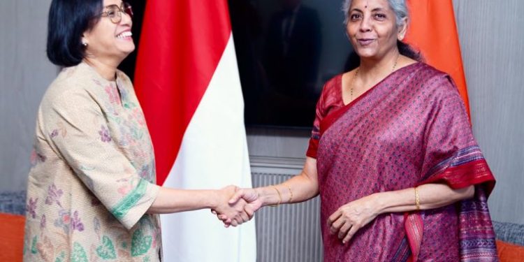 Nirmala Sitharaman with Indonesian Finance Minister Dr. Sri Mulyani Indrawati (Image: FinMinIndia/Twitter)