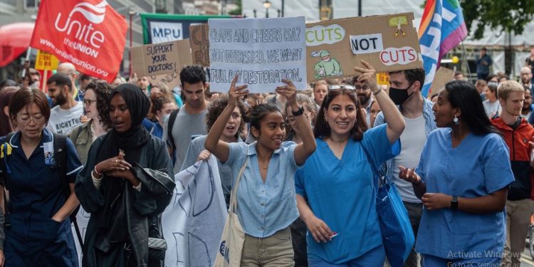 Junior Doctors in UK strike over ‘poor pay’, overwork (Image: SaharaReporters/Twitter)