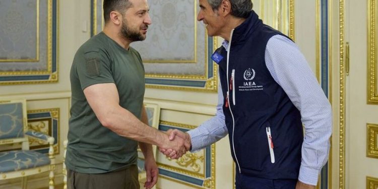 Ukrainian President Volodymyr Zelenskyy meets IAEA chief Rafael Grossi (Image: Reuters)