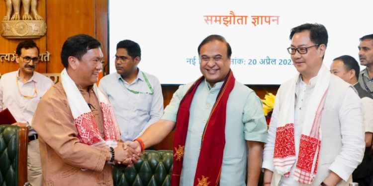 Govt of Assam and Arunchal Pradesh sign MoU to resolve long standing inter-state border dispute (Image: KirenRijiju/Twitter)