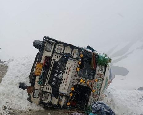 Avalanche hits Zojila Pass in Kargil (Image: TheYouthPlus/Twitter)