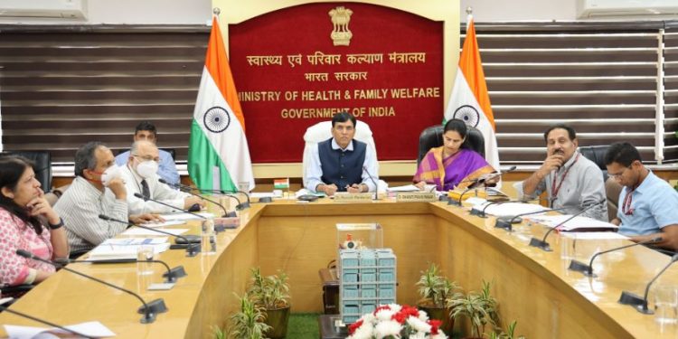 Union Health Minister Mansukh Mandaviya in a review meeting with govt official discussing COVID management (Image: mansukhmandviya/Twitter)