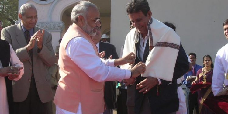 Salim Durani with Narendra Modi (Image: narendramodi/Twitter)